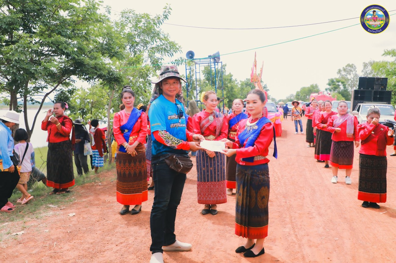 วันเสาร์ที่ 24 พฤษภาคม 2568 เวลา 09.49 น. นายสุพิศ คิดรอบ นายกเทศมนตรีตำบลหนองกี่ พร้อมด้วยคณะผู้บริหาร ร่วมพิธีเปิดงานสืบสานประเพณีบุญบั้งไฟบ้านโนนสวรรค์ ประจำปี 2568