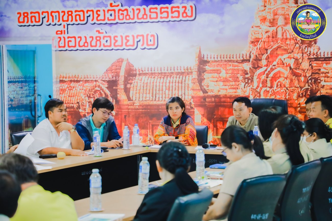 วันจันทร์ที่ 26 พฤษภาคม 2568 เวลา 13.00 น. นายสุพิศ คิดรอบ นายกเทศมนตรีตำบลหนองกี่ พร้อมด้วยคณะผู้บริหาร ปลัดเทศบาล รองปลัดเทศบาล หัวหน้าสำนักปลัดเทศบาล ผู้อำนวยการกอง  เข้าร่วมประชุมเตรียมความพร้อมเพื่อรับฟังความคิดเห็นและการขอใช้ประโยชน์พื้นที่ในการจัดทำ โครงการปรับปรุงภูมิทัศน์สวนสุขภาพศาลเจ้าพ่อขุนศรี ตำบลหนองกี่ อำเภอหนองกี่ จังหวัดบุรีรัมย์