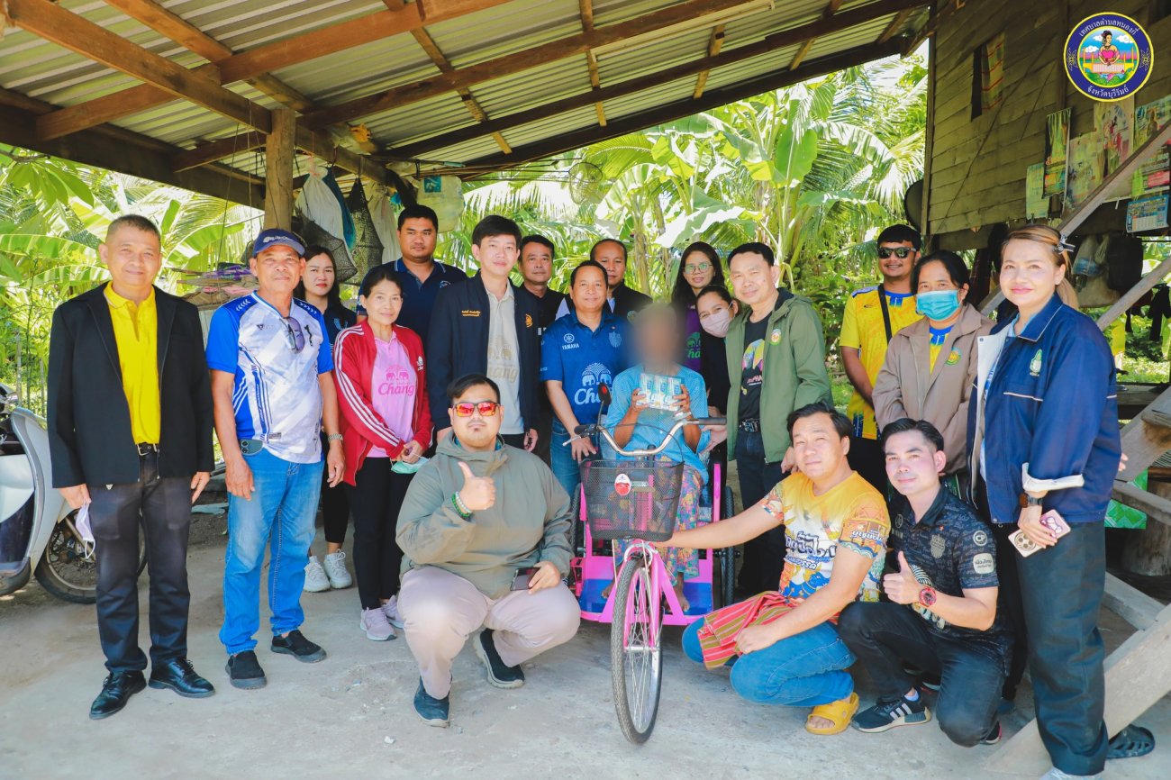 วันพุธที่ 25 มิถุนายน พ.ศ. 2568 เวลา 11.00 น. นายสุพิศ คิดรอบ นายกเทศมนตรีตำบลหนองกี่ พร้อมด้วยคณะผู้บริหาร สมาชิกสภาเทศบาล รองปลัดเทศบาล ผู้อำนวยการกองสวัสดิการสังคม หัวหน้าฝ่าย เจ้าหน้าที่กองสวัสดิการสังคม และเจ้าหน้าที่สำนักปลัดเทศบาล ลงพื้นที่มอบรถสามล้อโยกให้แก่ผู้พิการ จำนวน 2 ราย ณ หมู่ที่ 6 บ้านน้อย และ หมู่ที่ 7 บ้านหนองสิม ตำบลหนองกี่ อำเภอหนองกี่ จังหวัดบุรีรัมย์