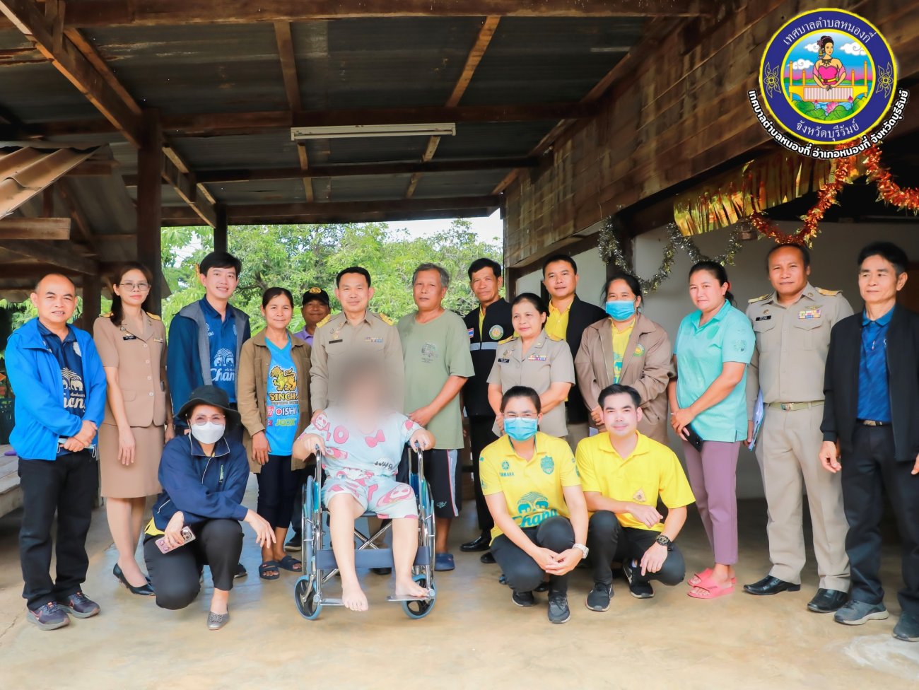 วันจันทร์ที่ 30 มิถุนายน 2568 เวลา 13.30 น. นายสุพิศ คิดรอบ นายกเทศมนตรีตำบลหนองกี่ พร้อมด้วยคณะผู้บริหาร สมาชิกสภาเทศบาลตำบลหนองกี่  รองปลัดเทศบาล หัวหน้าฝ่าย และเจ้าหน้าที่กองสวัสดิการสังคม ลงพื้นที่มอบรถเข็น (วีลแชร์)  ให้แก่คนพิการในพื้นที่เขตเทศบาลตำบลหนองกี่ ภายใต้ โครงการจัดหากายอุปกรณ์สำหรับช่วยเหลือคนพิการ จำนวน 72,000 ชุด เฉลิมพระเกียรติ พระบาทสมเด็จพระเจ้าอยู่หัว เนื่องในโอกาสพระราชพิธีมหามงคลเฉลิมพระชนมพรรษา 6 รอบ วันที่ 28 กรกฎาคม 2567