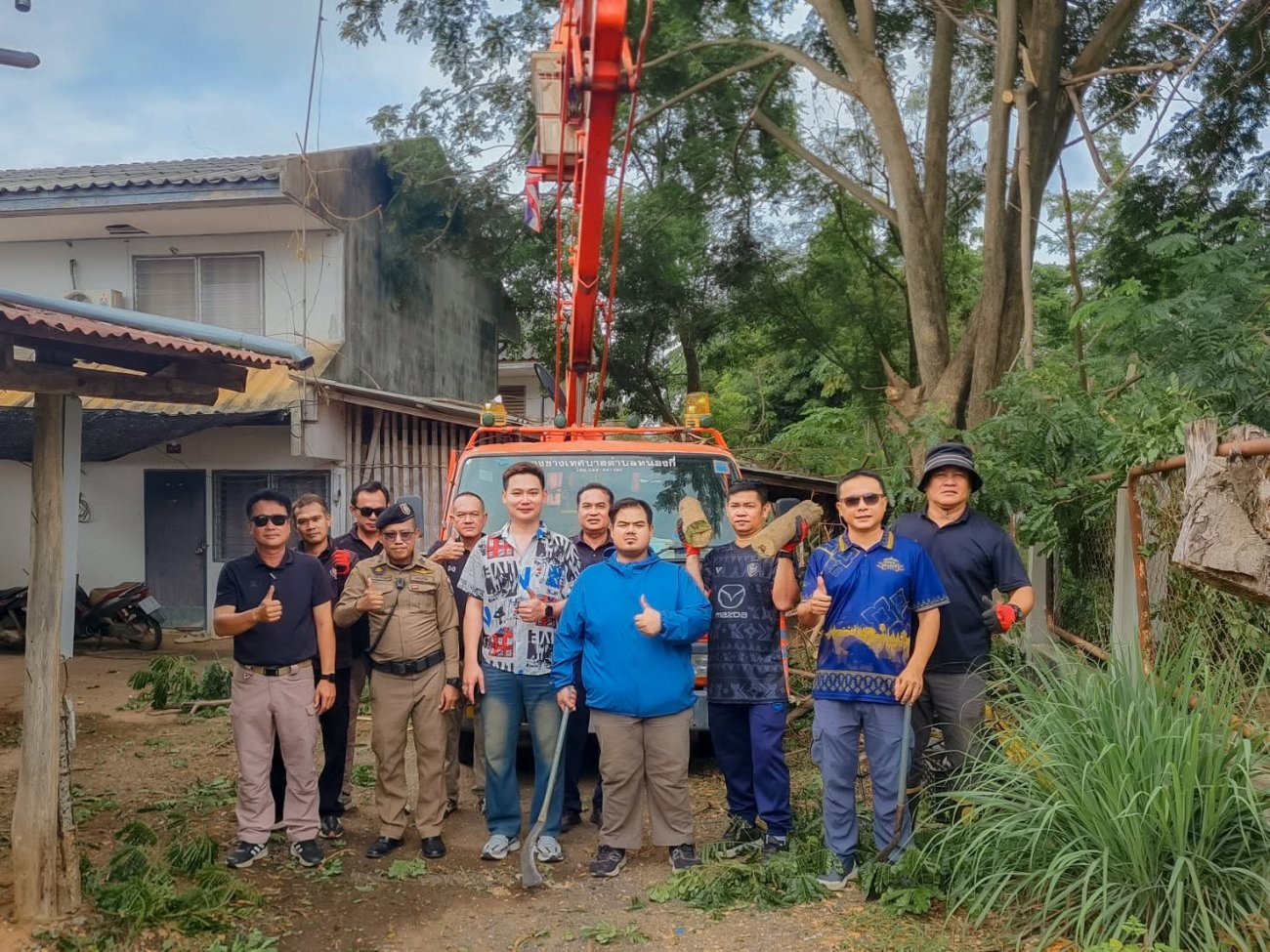 เทศบาลตำบลหนองกี่ ลงพื้นที่ดำเนินการตัดกิ่งไม้ใหญ่อันตราย ป้องกันอุบัติภัยในชุมชน