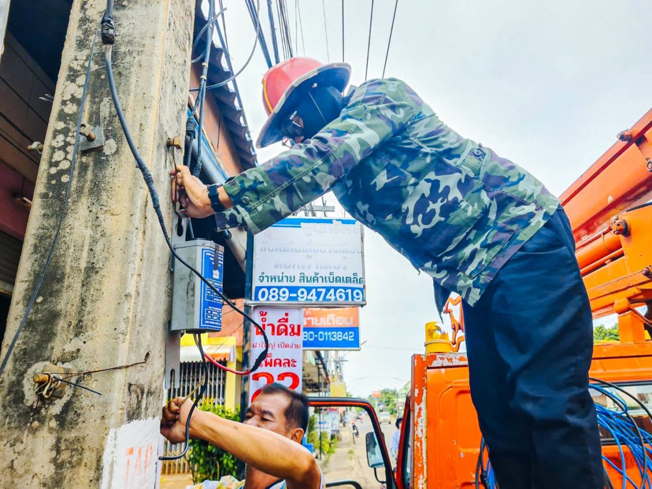 เทศบาลตำบลหนองกี่ ลงพื้นที่ติดตามการซ่อมแซมไฟฟ้าส่องสว่าง เพื่อความปลอดภัยของประชาชน