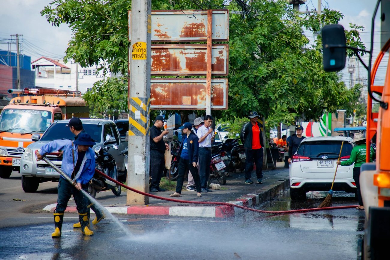 เทศบาลตำบลหนองกี่ ล้างทำความสะอาดถนน ลดฝุ่นละออง PM 2.5 และปรับปรุงภูมิทัศน์ชุมชน